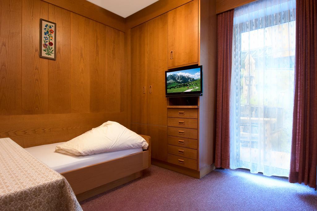 Ostaria La Fontana Hotel Corvara In Badia Exterior photo